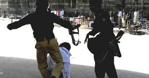 کراچی: احتجاج میں شرکت پر پولیس کا تاجر، ان کے بیٹے پر وحشیانہ تشدد