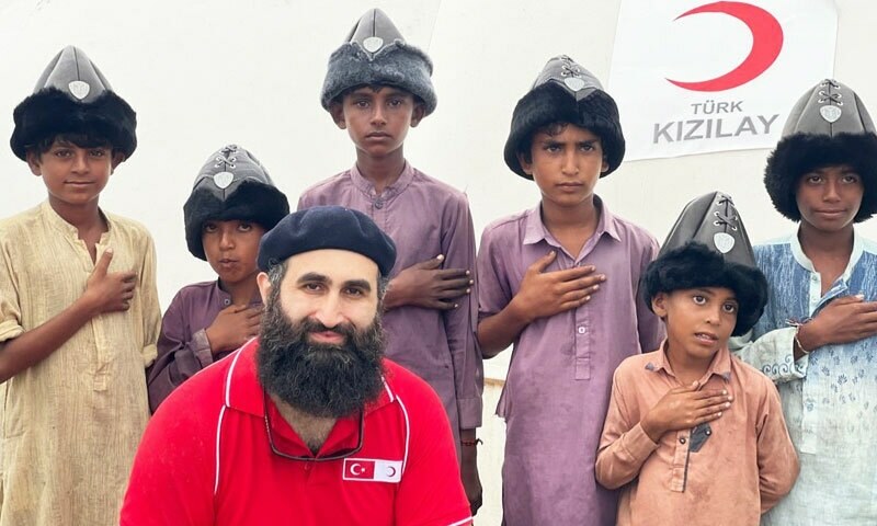 جلال آل نے سندھ کے سیلاب متاثرین بچوں سے ترکیہ زندہ باد کے نعرے لگوادیے