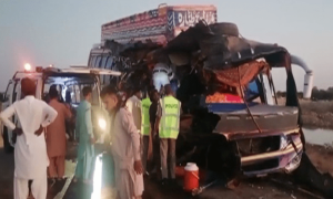 انڈس ہائی وے پر بس اور ٹرک کا تصادم، خواتین و بچوں سمیت 11 افراد ہلاک