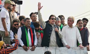 لانگ مارچ سے عمران خان کی روانگی نے قیاس آرائیوں کو جنم دے دیا