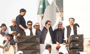 عمران خان کا لانگ مارچ: تحریک انصاف اور حکمران اتحاد کس پریشانی سے دوچار ہیں؟