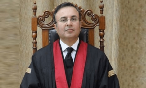 نیب ترامیم کیس: کیا عدالت پارلیمنٹ کو ترامیم لانے سے روک دے، جسٹس منصور علی شاہ