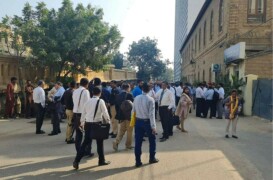 کراچی: آئی آئی چندریگر روڈ پر بینک میں بم کی جھوٹی اطلاع پر خوف پھیل گیا