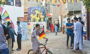 کراچی: فٹ بال کے شوقین نوجوانوں نے صدیق گوٹھ کو مِنی قطر میں تبدیل کردیا
