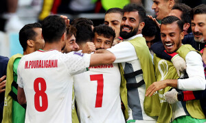 فٹبال ورلڈ کپ: ایران نے ویلز کو شکست دے دی، میزبان قطر مسلسل دوسرے میچ میں ناکام