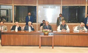 عمران خان کی پیشکش مسترد، حکومت کا اکتوبر 2023 سے قبل انتخابات کرانے سے انکار