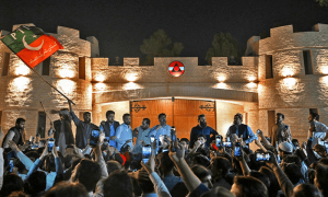 پشاور: کور کمانڈر ہاؤس کے باہر احتجاج کا معاملہ، پی ٹی آئی رہنما کی گرفتاری کا خدشہ