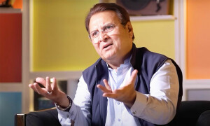 موٹر سائیکل کے پیچھے بیٹھی خواتین مناسب لباس نہیں پہنتیں، بہروز سبزواری