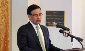 &rsquo;پی ٹی آئی کیلئے لابنگ کرنے والوں نے &rsquo;کسی اور کے ایما پر&lsquo; حسین حقانی کی خدمات حاصل کیں&lsquo;