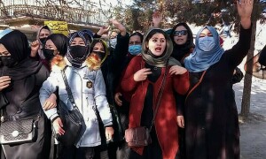 افغانستان: خواتین کا اعلیٰ تعلیم پر پابندی کے خلاف سخت احتجاج، متعدد گرفتار