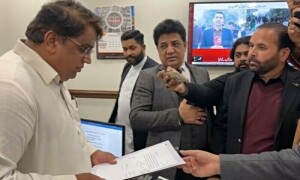 وزیر اعلیٰ ڈی نوٹیفائی: پی پی پی، (ن) لیگ پرویز الہٰی کےخلاف تحریک عدم اعتماد سے دستبردار