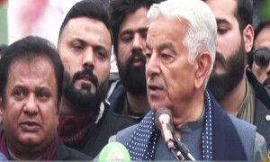 خیبر پختونخوا حکومت اپنے فرائض سے دستبردار ہوچکی، انہیں مال بنانے کے علاوہ کوئی اور کام نہیں، وزیر دفاع