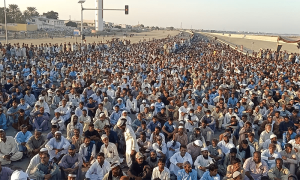 دفعہ 144 کے نفاذ کے باوجود گوادر میں احتجاج جاری، 100 سے زائد مظاہرین گرفتار