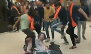 بھارتی انتہاپسند آپے سے باہر، شاہ رخ کی فلم &rsquo;پٹھان&lsquo; کے پوسٹر پھاڑ دیے