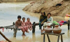 پاکستان میں 40 لاکھ بچے تاحال سیلاب کے آلودہ پانی کے قریب مقیم ہیں، یونیسیف