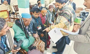 لاڑکانہ: نوڈیرو میں بڑھتے جرائم پر قابو پانے کیلئے مقامی افراد کو اسلحہ فراہم