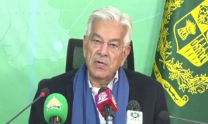 قومی اسمبلی کو گالیاں دینے والے پی ٹی آئی اراکین واپس آنے کیلئے مرے جارہے ہیں، خواجہ آصف