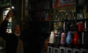 رات 10 بجے تک بجلی کی مکمل بحالی کا حکومتی دعویٰ دھرا رہ گیا، بدترین تعطل برقرار