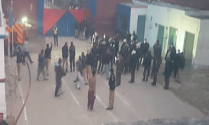 پنجاب: گجرات کی جیل میں فسادات، کئی بیرکیں نذر آتش، ڈی ایس پی زخمی