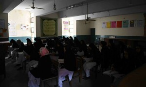 حکومت کا بجلی کی مکمل بحالی کا دعویٰ، کئی شہروں میں تعطل برقرار