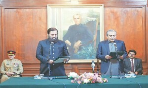 سیاست میں صحافیوں کی آمد: یہ عمل کب سے جاری ہے اور اس پر اعتراض کیوں ہے؟