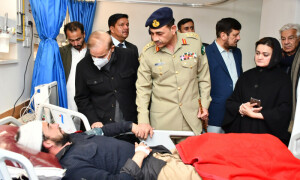 وزیراعظم شہباز شریف کا لیڈی ریڈنگ ہسپتال پشاور کا ہنگامی دورہ، حکام کی بریفنگ
