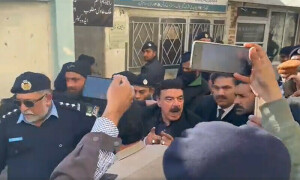 آصف زرداری پر سنگین الزامات: شیخ رشید کو جوڈیشل ریمانڈ پر جیل بھیج دیا