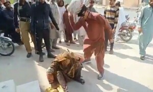 سکھر: گداگر خاتون پر تشدد کرنے والے پولیس افسر کی گرفتاری کیلئے ٹیم تشکیل
