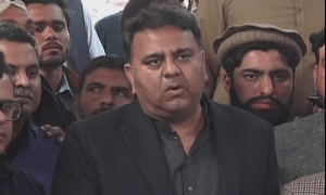جنرل باجوہ کے اعترافات نے موجودہ حکومت کی قانونی حیثیت پر سوال اٹھا دیا ہے، فواد چوہدری
