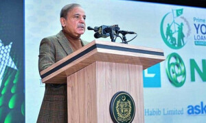 نوجوانوں کے برعکس بڑے کاروباری گروپس کئی 100 ارب کے قرضے معاف کراتے ہیں، وزیراعظم