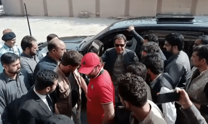 ممنوعہ فنڈنگ کیس: بینکنگ کورٹ کا عمران خان کو 28 فروری کو پیش ہونے کا حکم