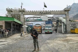 طورخم سرحد کھلنے کے بعد اشیا سے لدی 800 گاڑیاں افغانستان میں داخل