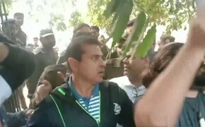 لاہور: قذافی اسٹیڈیم کے گیٹ پر صحافی عمران ریاض اور پولیس میں تلخی