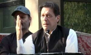 پولیس عمران خان کو گرفتار کرنے کیلئے رہائش گاہ کے باہر موجود، &rsquo;یہ لوگ مجھے راستے سے ہٹانا چاہتے ہیں&lsquo;
