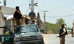 گوادر: سیکیورٹی فورسز کے قافلے پر بم حملہ، ایک اہلکار شہید، 8 زخمی