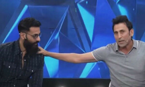 بحث کے دوران محب مرزا کے ساتھ سخت لہجے میں بات کرنے پر یونس خان پر تنقید