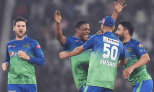 قلندرز کوالیفائر میں 76 رنز پر ڈھیر، سلطانز پی ایس ایل کے فائنل میں پہنچ گئے