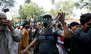 توشہ خانہ کیس میں گرفتاری: زمان پارک میں پولیس آپریشن روکنے کے لاہور ہائیکورٹ کے حکم میں کل تک توسیع