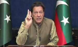 زمان پارک میں &rsquo;حملہ&lsquo; کرنے والے پولیس افسران کےخلاف قانونی کارروائی کریں گے، عمران خان