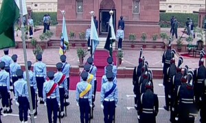یومِ پاکستان روایتی جوش و جذبے سے منایا جارہا ہے، دفاعی پریڈ ملتوی