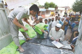 مظفرگڑھ: مفت آٹا پوائنٹ پر بھگدڑ مچنے سے بزرگ خاتون جاں بحق