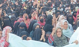 گوادر: حق دو تحریک کے سربراہ کی رہائی کیلئے خواتین مارچ