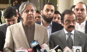 چیف جسٹس سیاستدانوں کو مل بیٹھنے کا کہتے ہیں تو یہی اصول اپنے ادارے پر بھی لاگو کرنا ہوگا، وزیر قانون