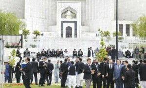 سپریم کورٹ میں حالیہ تقسیم اور 1997 کے عدالتی بحران میں مماثلت پر قانونی ماہرین کی رائے