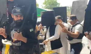 لاہور: عمران خان عدالت میں پیش، 3 مقدمات کی عبوری ضمانت میں 13 اپریل تک توسیع