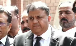 تحریک انصاف کا سپریم کورٹ کا فیصلہ نہ ماننے والے وزرا کے خلاف نااہلی ریفرنس بھیجنے کا اعلان