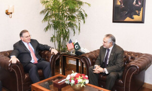 Dar briefs US envoy on Pakistan&rsquo;s economic outlook, challenges