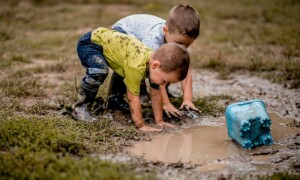 اپنے بچوں کو مٹی اور کیچڑ میں کھیلنے سے نہ روکیں