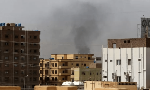 سوڈان میں فوج اور سیکیورٹی فورسز آمنے سامنے، خرطوم میں فائرنگ اور بم دھماکے، 3 افراد ہلاک