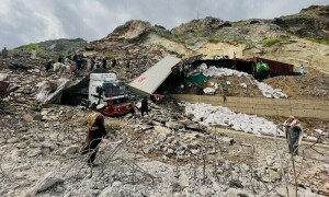 طورخم بارڈر کے قریب لینڈ سلائیڈنگ، 2 افراد ہلاک، درجنوں کے پھنسے ہونے کا خدشہ